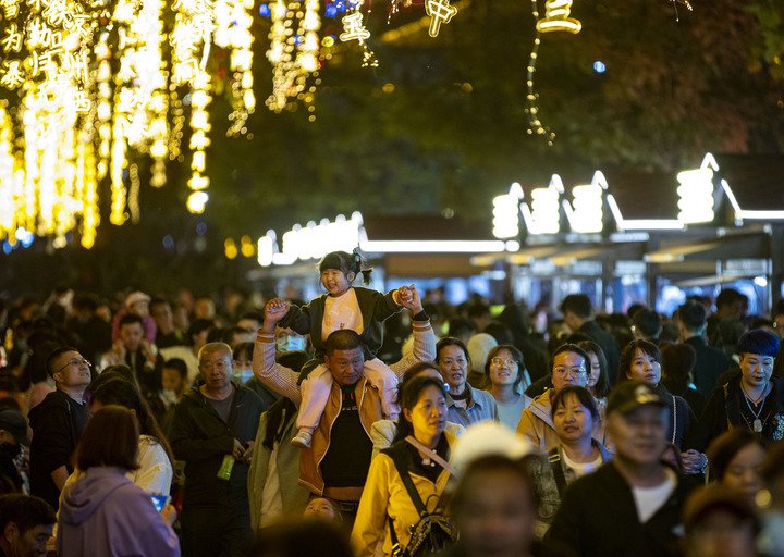 “双节”旅游消费火热，“反向旅游”成新潮流